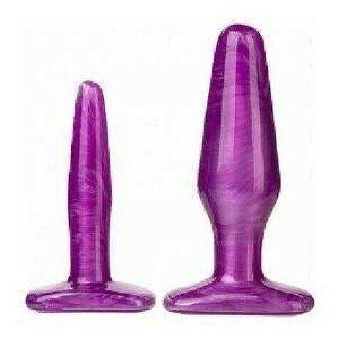 8ce5d461bf752f9ecab2f5de.jpg - ¿En Qué Consiste Este Producto?Este Kit De Entrenamiento Anal En Color Lila Está Compuesto Por Un Plug Anal Con Diseño Cónico Ascendente E Inclinado, Que Bien Lubricado, Se Abrirá Paso Sin Problemas, En Este Precioso Color Plateado Y A Su Deslizante Material (PVC).También Deberías Saber...Ayudándote A Alcanzar Ese Punto Que Siempre Has Buscado, Junto Con Otro Plug Anal Con Un Diseño Más Delgado, Para Tus Primeras Veces Y Una Mayor Sexualidad Para Disfrutar Del Sexo.Medidas: 13 Cm X 4 Cm.; 10,5 X 2 Cm. Donde este kit cuesta unos 22.4 € para comprarlo